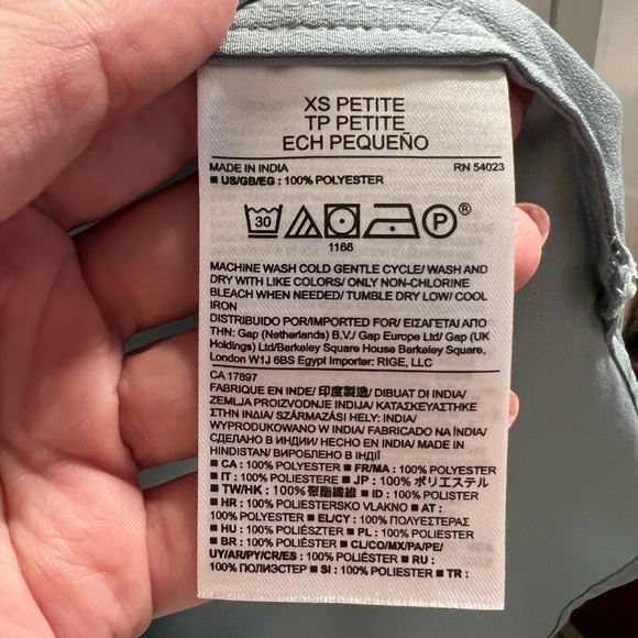 NWOT Banana Republic sleeveless top with pleated detail - Picture 2 of 4